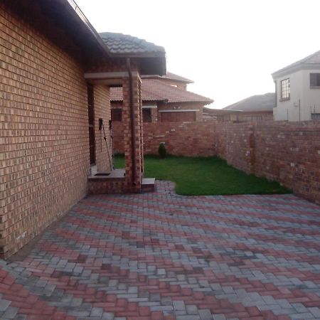 Tumi'S Home Away- 3 Bedroom Witbank Exterior photo